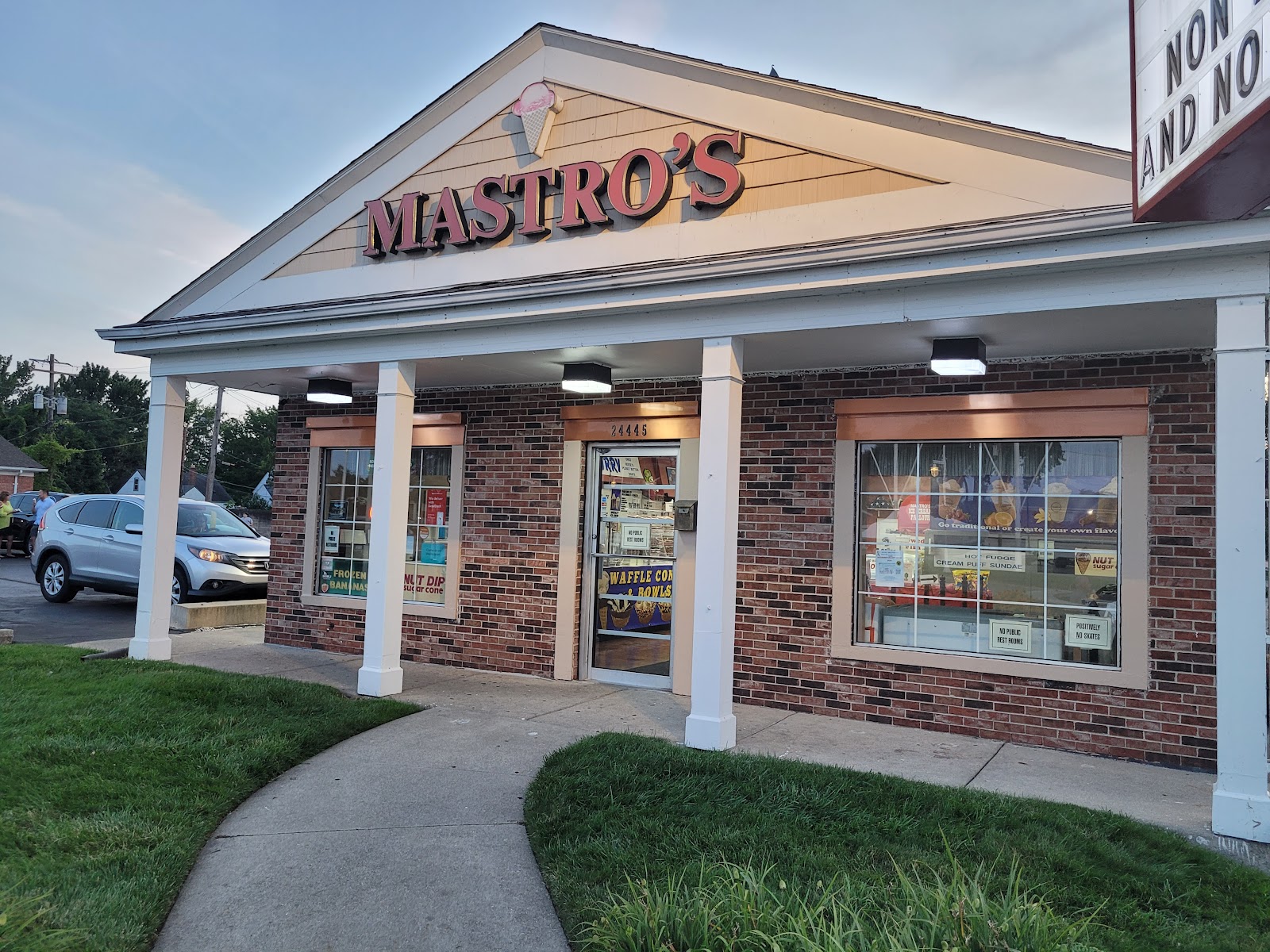 Mastro's Ice Cream in St Clair Shores