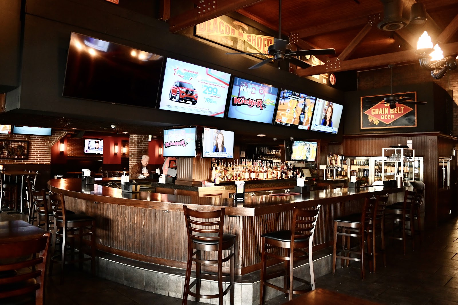 Shores Inn Food & Spirits in St Clair Shores